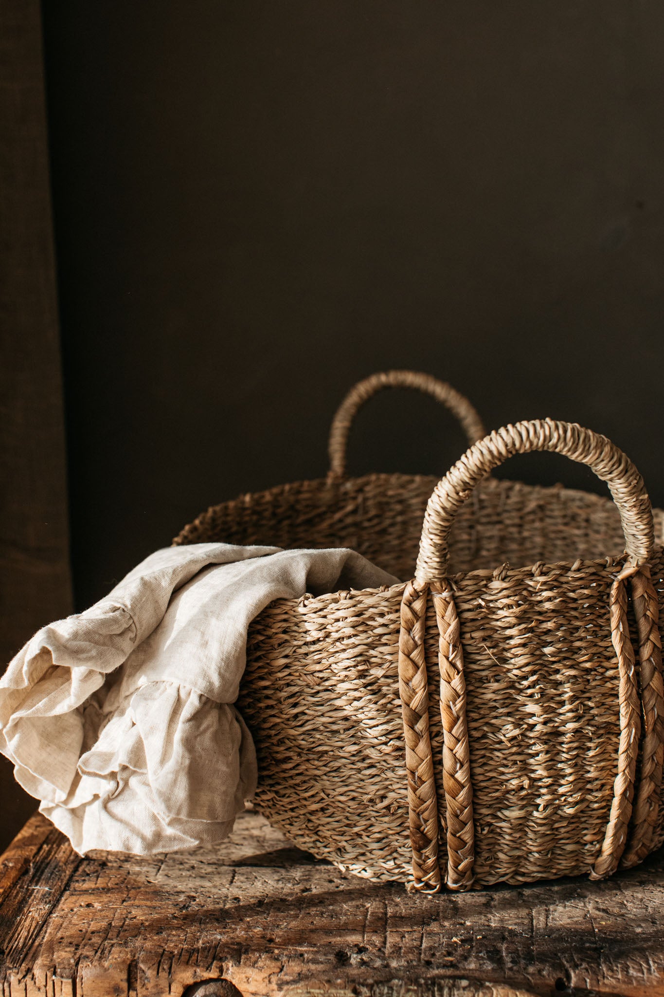 A detailed shot of the large audrey oval seagrass basket with plaited detail on handles.