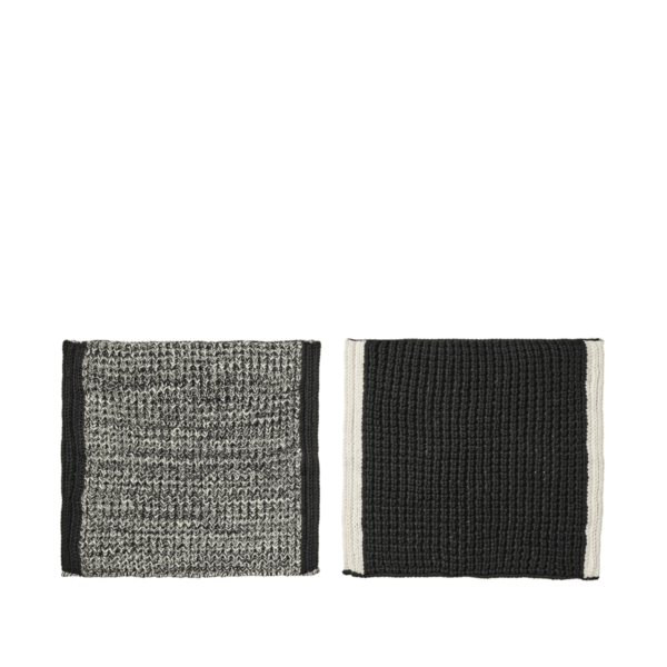 The Rigmor Dish Cloth by Broste Copenhagen is a stylish and practical addition to your kitchen essentials. This dish cloth is made from 100% cotton in a classic black colour, exuding elegance and versatility. Each set includes two dish cloths.