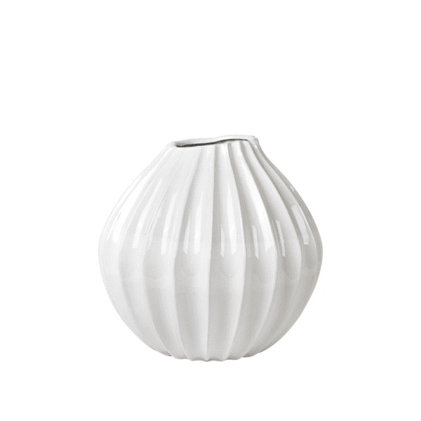 This beautiful wide vase is perfect for displaying your favourite flower arrangements.