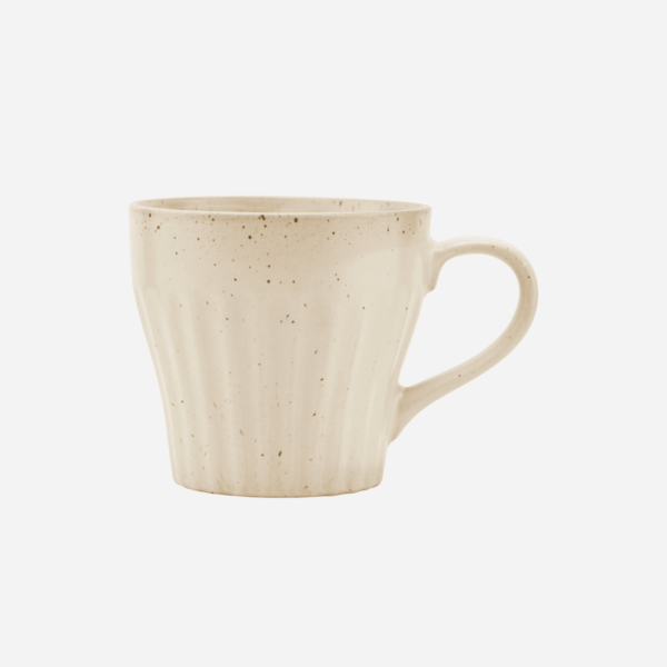 This beautiful mug is a great way to elevate your morning coffee. Finished in a speckled beige colour, making it a complementary addition to all kitchens
