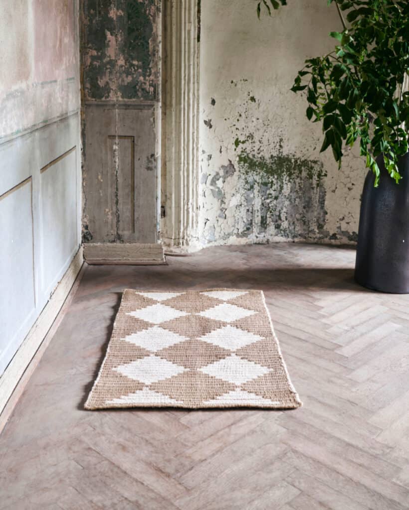 This stylish rug is made of jute and cotton and features a striking diamond pattern. A versatile piece that will instantly brighten any room in your home.