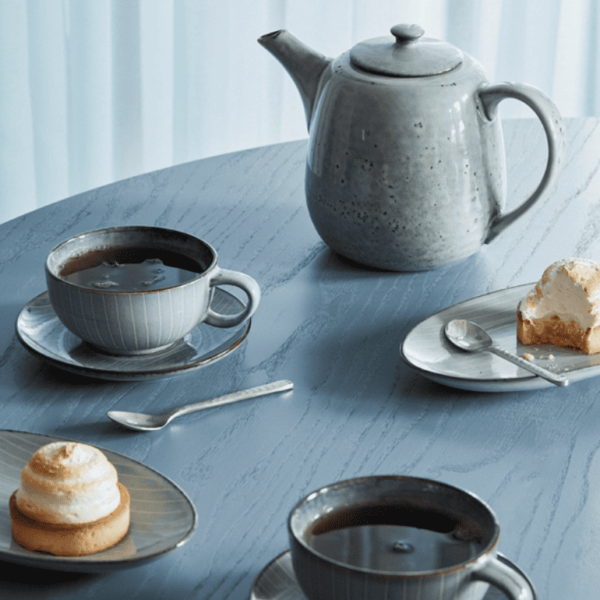 Experience the serenity of the Nordic Sea Tea For Two set by Broste Copenhagen. This set includes two cups and saucers, two oval plates and a teapot. 
