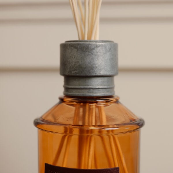 A beautiful diffuser that captures the essence of a well worn vintage hide.