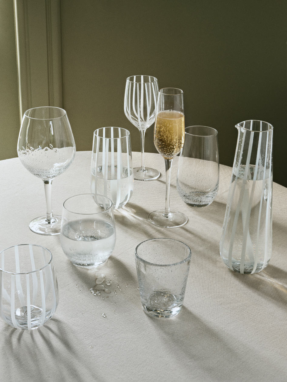 Crafted from mouth-blown glass and featuring a stripe design that adds a subtle design touch. This set of four Stripe tumbler glasses are perfect for everyday use and when entertaining.