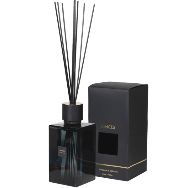 This Sences Onyx Alang Alang reed diffuser will create a rich exotic scent in your home. This deep, musky scent is powerful without being overwhelming.