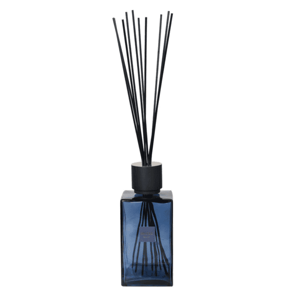 Transform your home into a coastal retreat with our XL Blue Ocean Sences Room Diffuser. Made from the finest oils, this seaside scented liquid is bursting with refreshing hints of saltwater and sunlit driftwood.