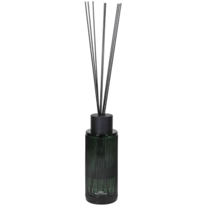 Embrace the spirit of the season with the Sapin Reed Diffuser. Made from the finest oils, this diffuser is bursting with notes of aromatic pine, crisp winter air, and hints of earthy wood.