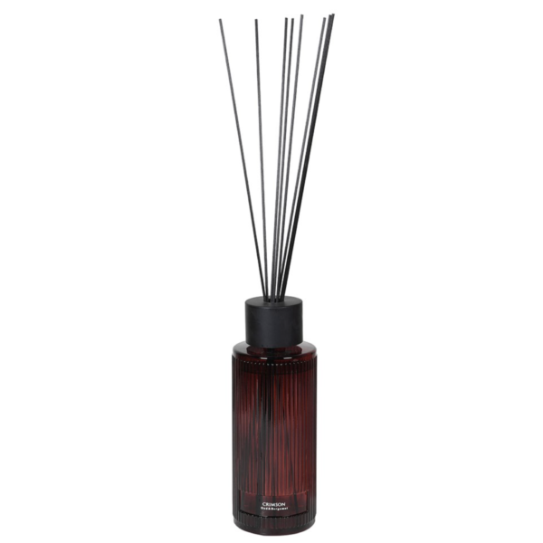 Embrace the spirit of the season with the Oud and Bergamot Reed Diffuser. Elevate your ambiance with the deep, warm notes of oud combined with a refreshing burst of bergamot.