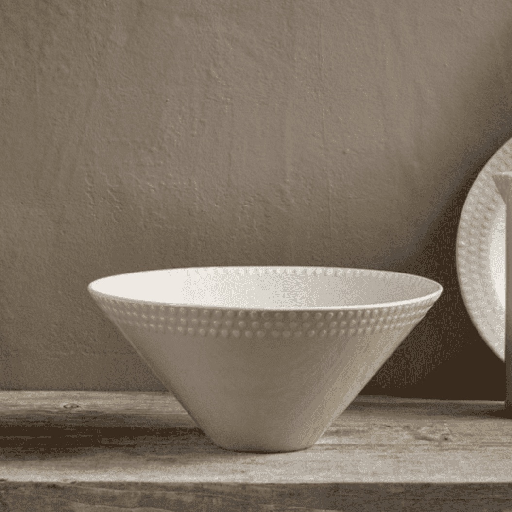 The generous proportions of the large Ela serving bowl make it ideal for sharing a delicious meal. Its cream hue and delicately patterned rim give it a stylish ‘country kitchen’ aesthetic. 