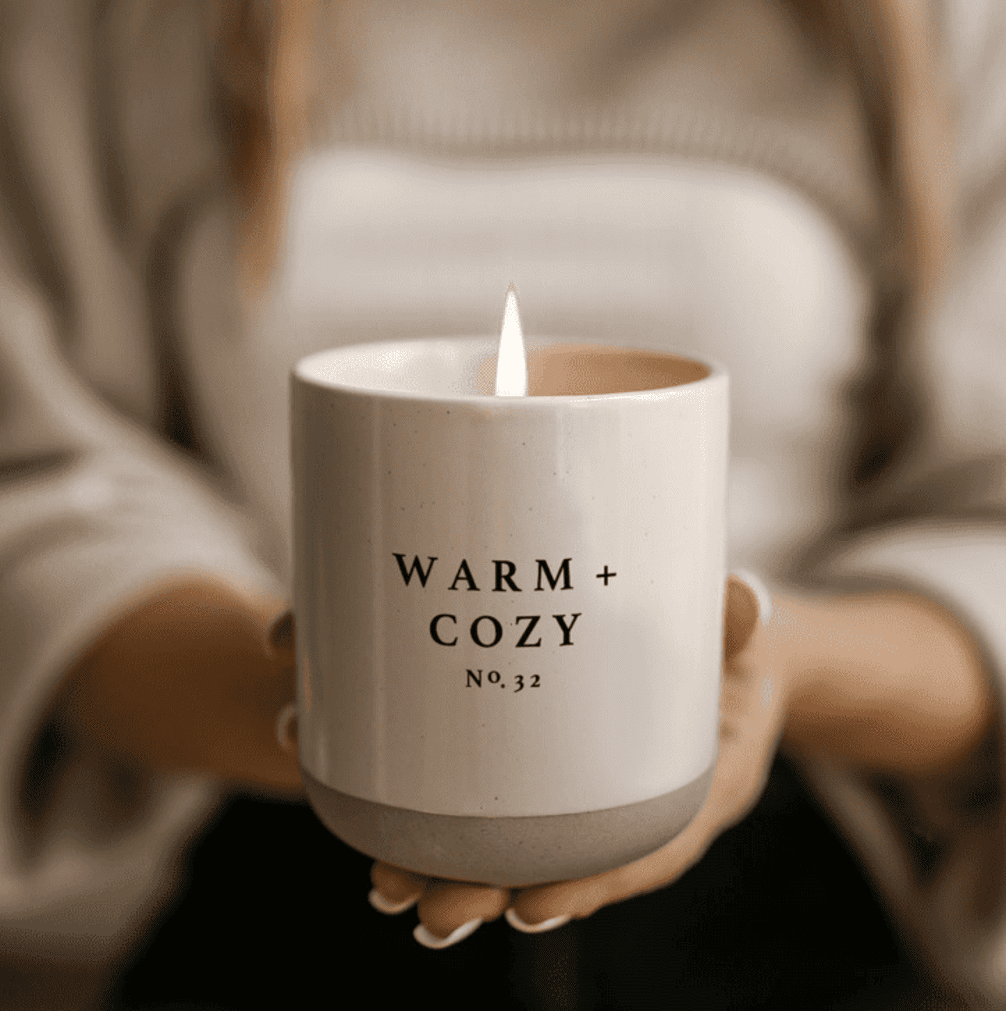 Enriched with hints of pine, orange, cinnamon, cypress, and fir, this candle is an ideal companion for autumn, evoking a truly comforting ambiance.