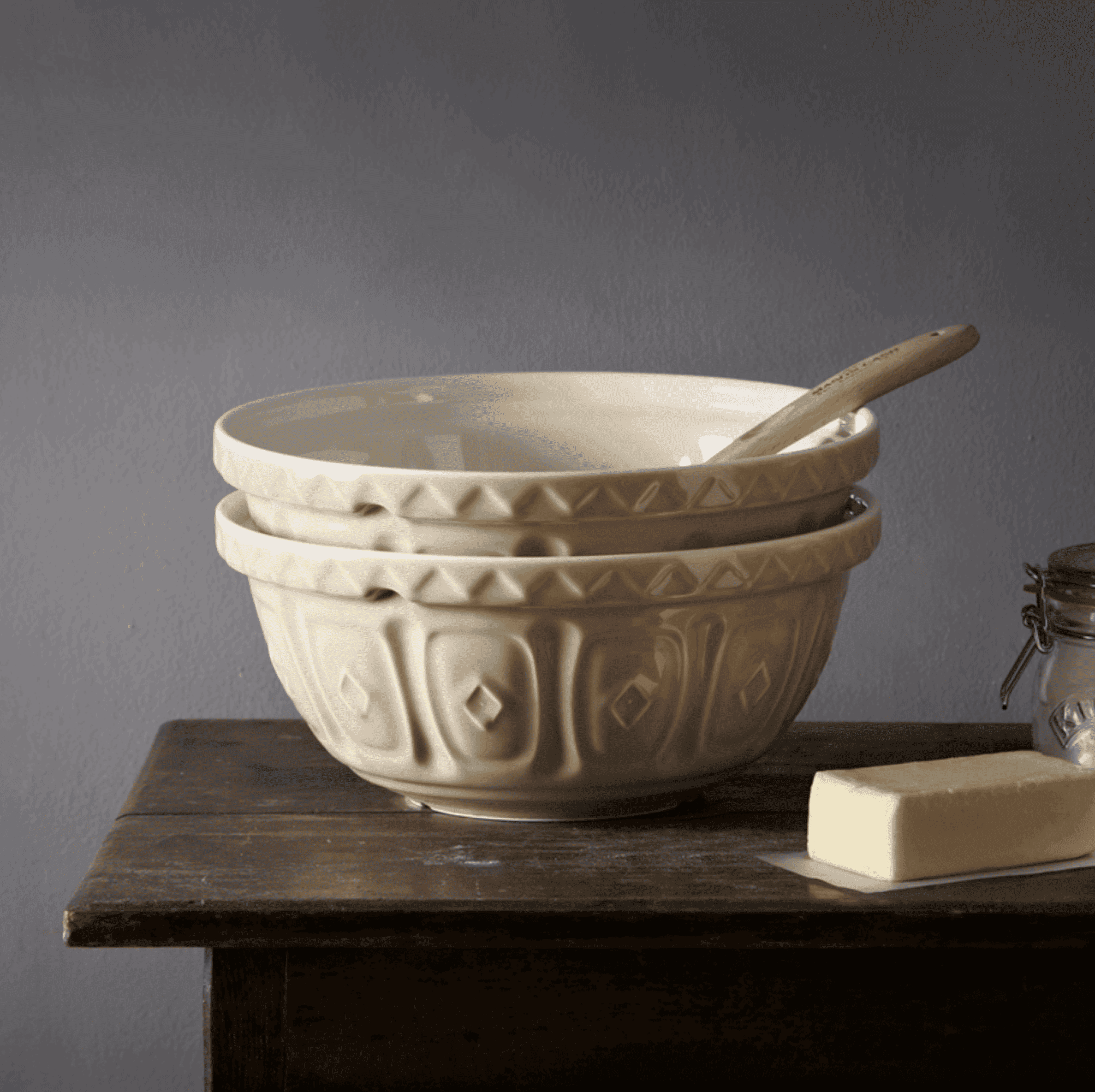 With a glossy cane finish and crisp white interior this mixing bowl oozes quintessential British style. Crafted from chip-resistant earthenware, this durable piece is perfect for making doughs, batters and pastries. 