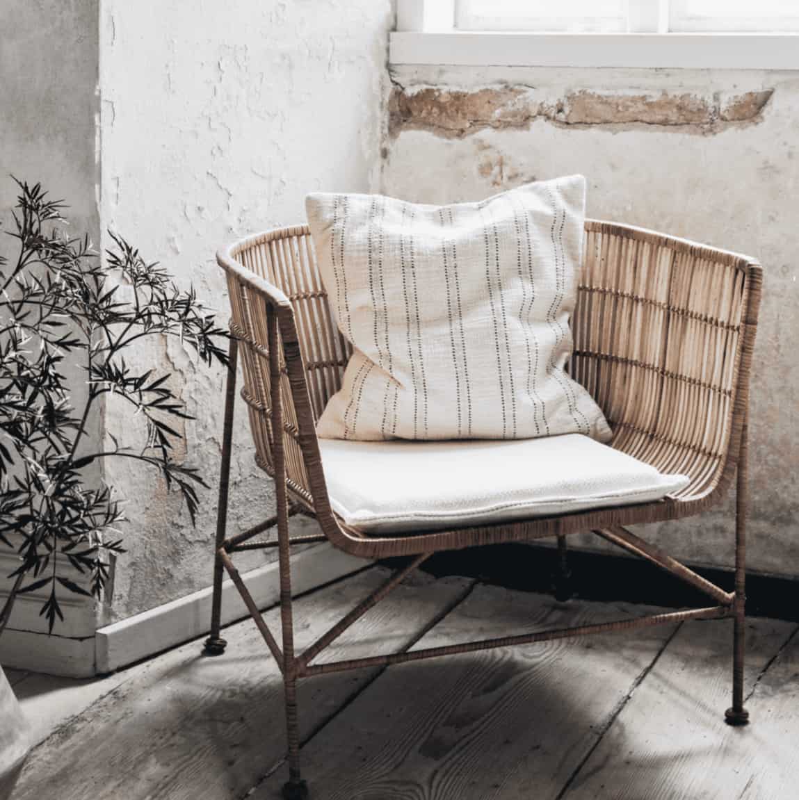 . Crafted from cotton in a thick weave, it brings a delightful soft texture to your sofa, armchair, or bed. The neutral background is adorned with woven stripes, granting the cushion cover a casual and timeless design.